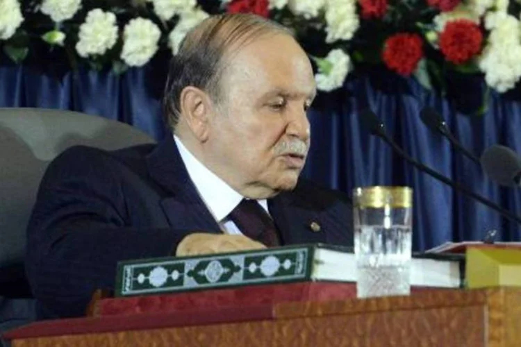 
	Abdelaziz Buteflika: Buteflika tamb&eacute;m decidiu por ajuda de US$ 25 milh&otilde;es
 (Farouk Batiche/AFP)