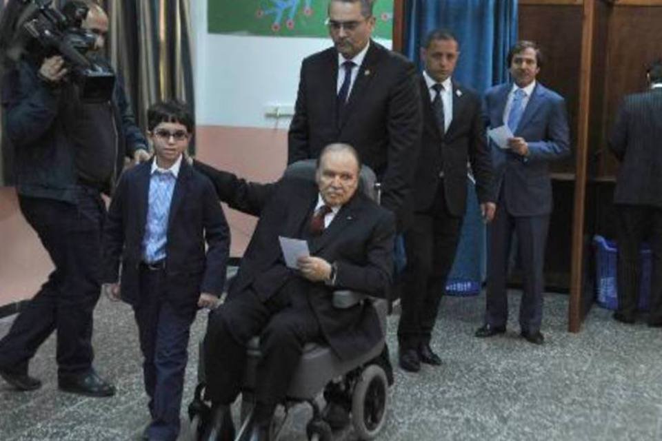 Em cadeira de rodas, presidente argelino comparece à votação