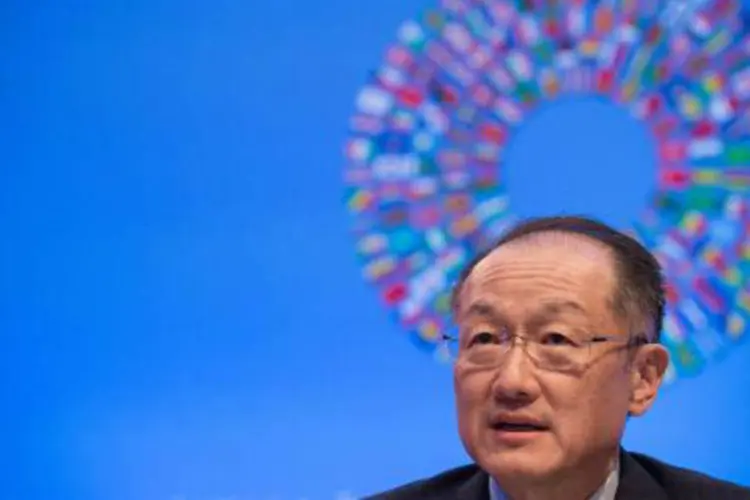 
	Presidente do Banco Mundial (BM), Jim Yong Kim: &quot;estamos no meio de um per&iacute;odo de baixo crescimento global, o final do superciclo das mat&eacute;rias-primas, a iminente alta das taxas de juros&quot;
 (NICHOLAS KAMM/AFP)