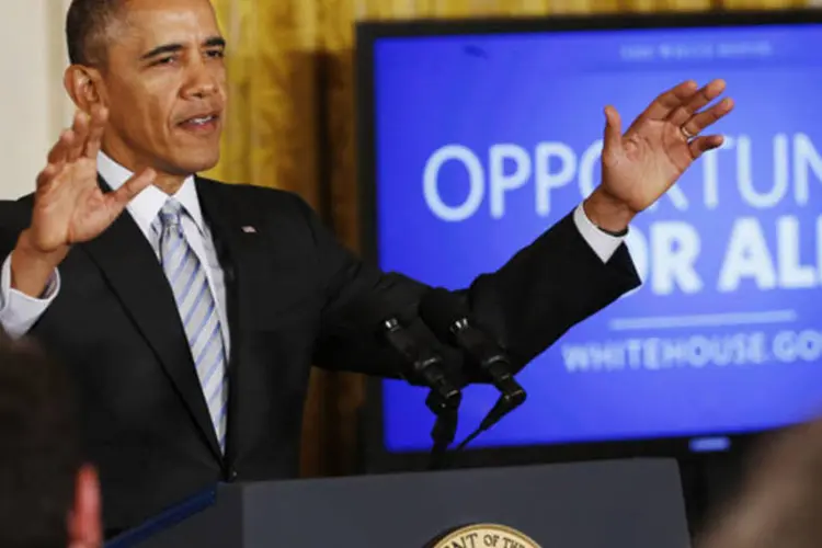 Presidente Barack Obama discursa depois de assinar ordem executiva para aumentar o salário mínimo de funcionários públicos federais, na Casa Branca (Kevin Lamarque/Reuters)