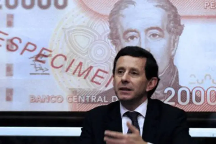 O presidente do Banco Central do Chile, José de Gregorio, durante apresentação da nota de 20 mil pesos chilenos (.)