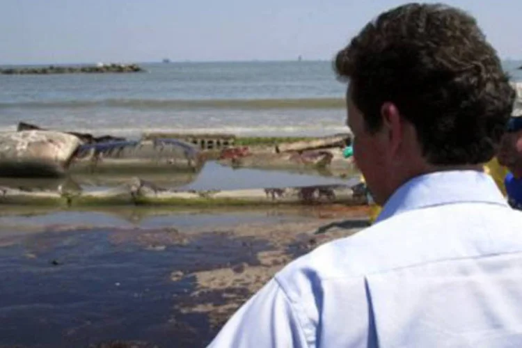 Presidente da britânica BP, Tony Hayward, observa o avanço da mancha de petróleo na praia de Port Fourchon, na Louisiana (Stephane Jourdain/AFP)