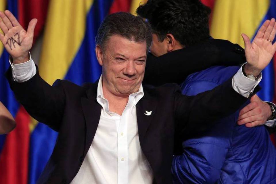 Santos abre governo para partidos em busca da paz