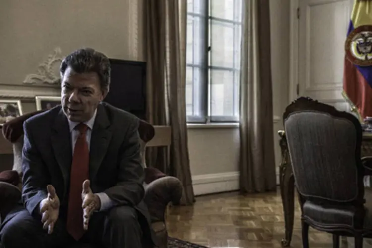 Juan Manuel Santos, presidente da Colômbia, fala durante uma entrevista no Palácio Presidencial em Bogotá (Jose Cendon/Bloomberg)