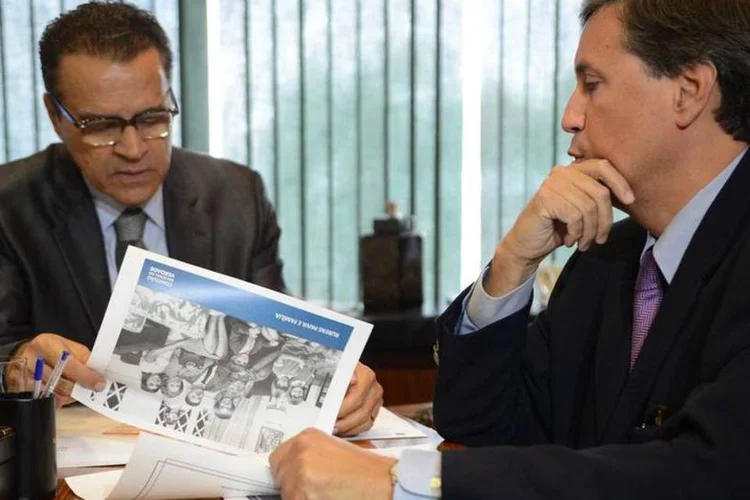 Presidente da Câmara, Henrique Eduardo Alves, recebe do coordenador da Comissão Nacional da Verdade, Pedro Dallari, relatório preliminar sobre o desaparecimento de Rubens Paiva (Antonio Cruz/Agência Brasil)