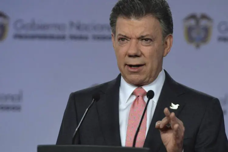 Juan Manuel Santos discursa durante conferência de imprensa no palácio presidencial (Cesar Carrion/Presidência da Colômbia/Divulgação via Reuters)