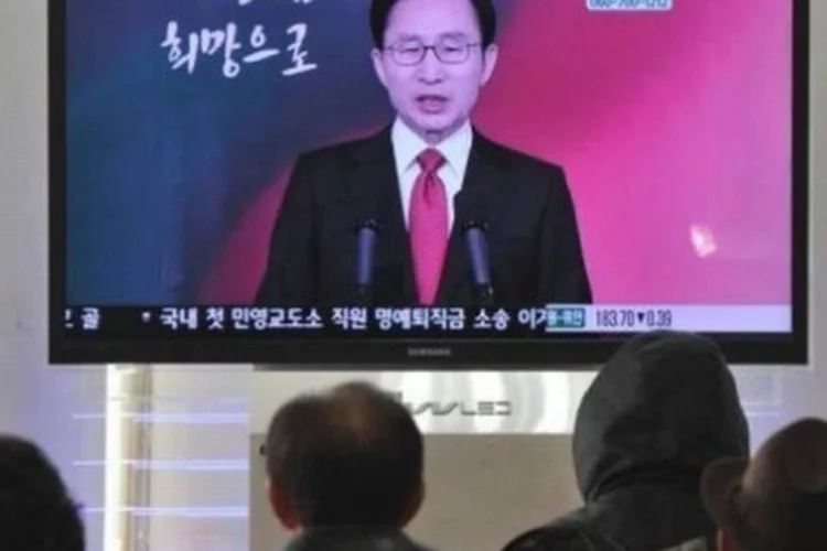 Sul-coreanos assistem o discurso do presidente Lee Myung-Bak em uma estação ferroviária de Seul (Kim Jae-Hwan/AFP)