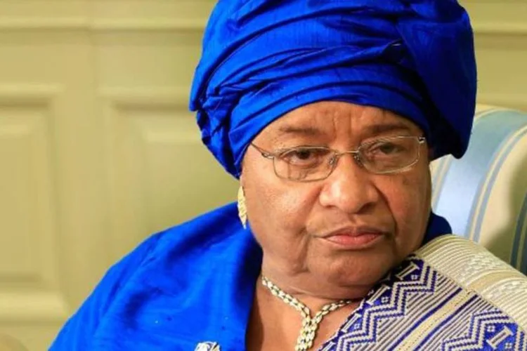 Ellen Johnson-Sirleaf vai para o segundo turno com vantagem sobre seu adversário (Alex Wong/Getty Images)