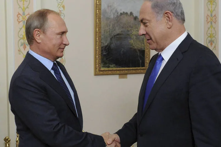
	Presidente russo Vladimir Putin e premi&ecirc; de Israel Benjamin Netanyahu: &quot;O compartilhamento de informa&ccedil;&otilde;es foi estabelecido atrav&eacute;s de uma linha direta entre o quartel-general russo e o da avia&ccedil;&atilde;o militar israelense&quot;
 (Reuters / Mikhail Klimentyev)