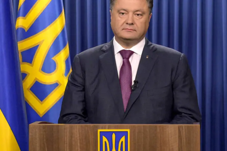 Petro Poroshenko, presidente da Ucrânia, discursa após assinar decreto para a dissolução do Parlamento (Mykola Lazarenko/Divulgação via Reuters)