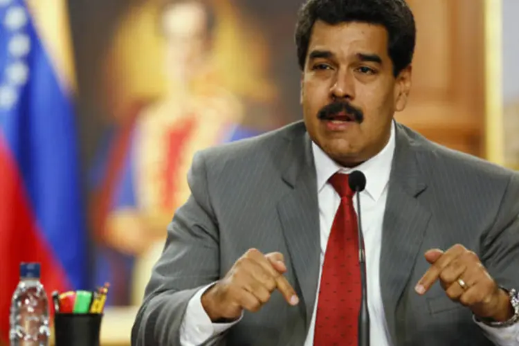 
	Presidente da Venezuela, Nicol&aacute;s Maduro:&nbsp;expuls&atilde;o de tr&ecirc;s funcion&aacute;rios pelo presidente e a demora para emitir o visto dos novos consulares seriam as causas da suspens&atilde;o
 (Carlos Garcia Rawlins/Reuters)