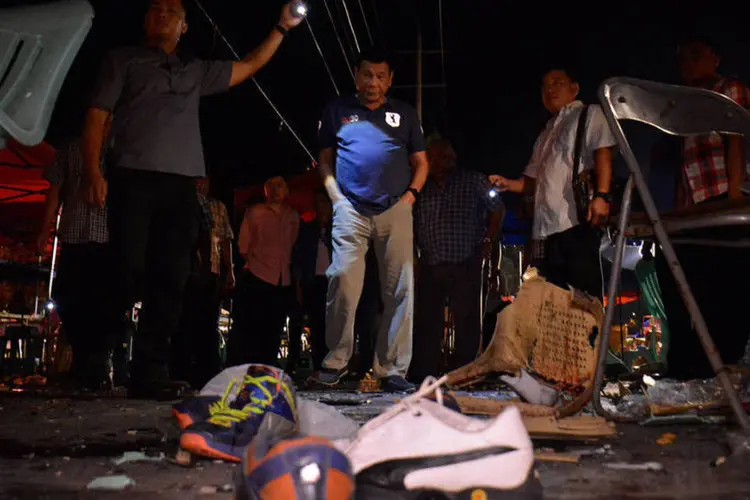 Terrorismo: presidente das Filipinas, Rodrigo Duterte, olha pertences de vítimas de atentados (Reuters)