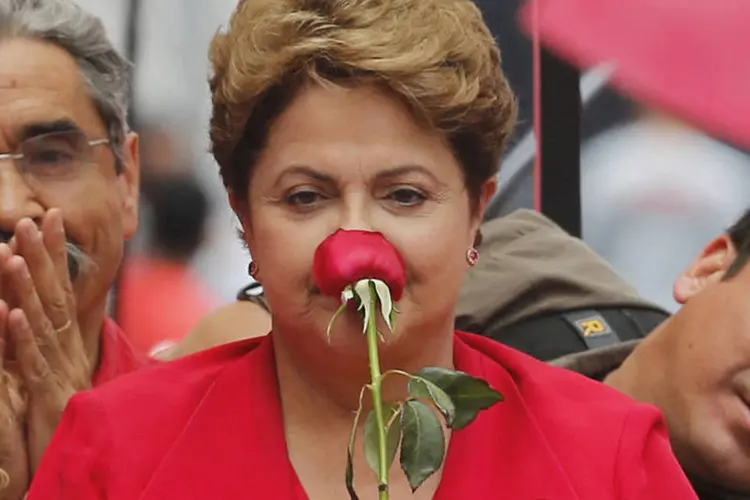 Presidente Dilma Rousseff (PT) cheira uma rosa durante um comício em Porto Alegre, neste sábado (Paulo Whitaker/Reuters)