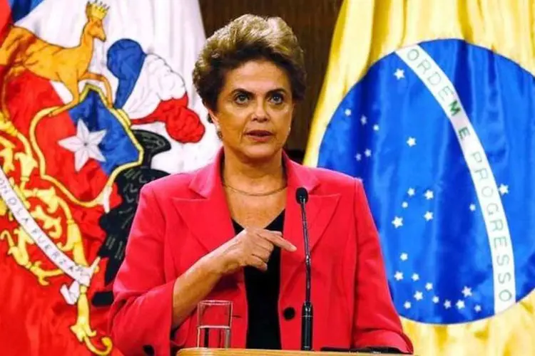 
	Dilma Rousseff durante discurso em visita ao Chile: presidente se reuniu com a diretoria da companhia a&eacute;rea Latam e da gigante papeleira CMPC
 (REUTERS/Rodrigo Garrido)