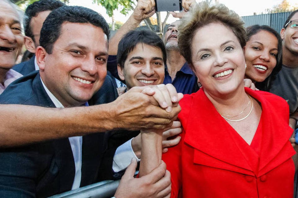 Dilma anuncia R$ 2,5 bi para rodovia em MG, tucanos criticam