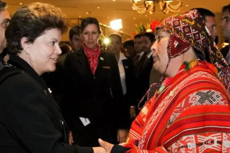 Presidenta Dilma Rousseff cumprimenta o prefeito de Urubamba (Machu Picchu) ao chegar no Hotel Swissôtel  (Roberto Stuckert Filho/Presidência da República)