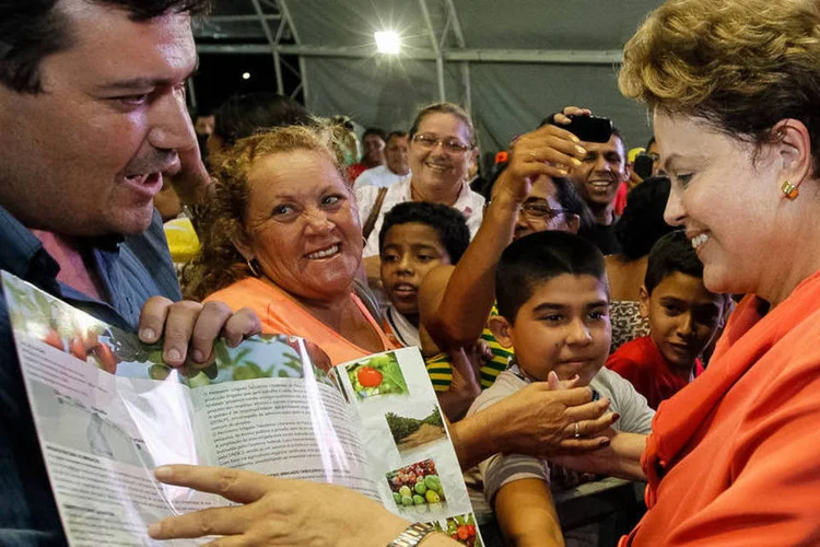 Presidente Dilma Rousseff conversa com populares durante cerimônia de entrega de unidades do Minha Casa, Minha Vida, em Parnaíba, no Piauí (Roberto Stuckert Filho/PR)