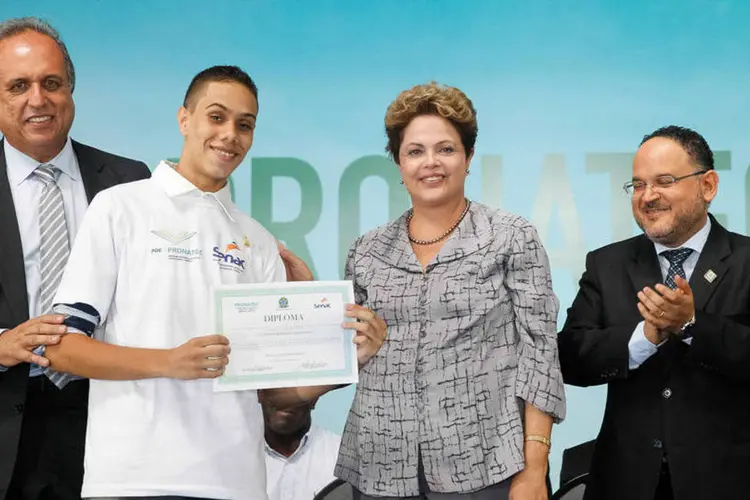 Presidente Dilma Rousseff durante cerimônia de formatura do Pronatec com o governador do Rio, Luiz Fernando Pezão (PMDB), em São Gonçalo (Roberto Stuckert Filho/PR)