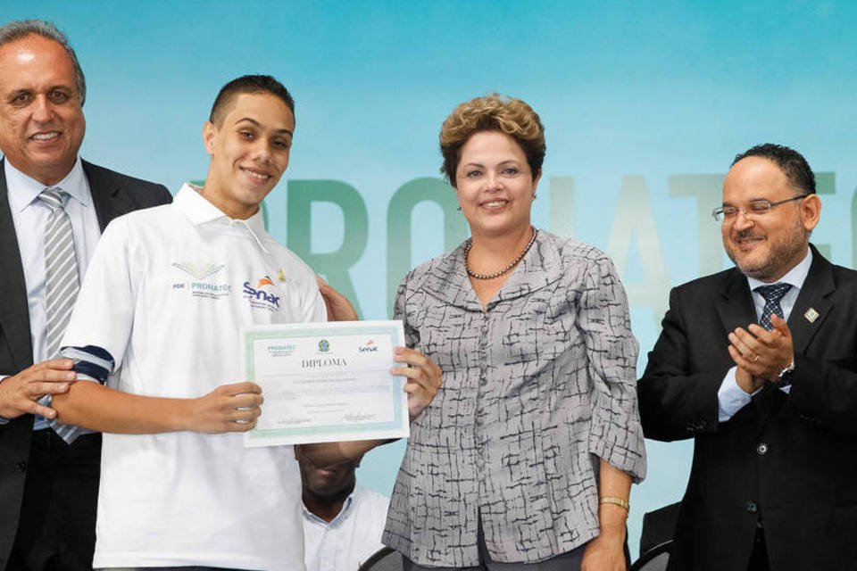 Pezão é vaiado por estudantes, que poupam Dilma