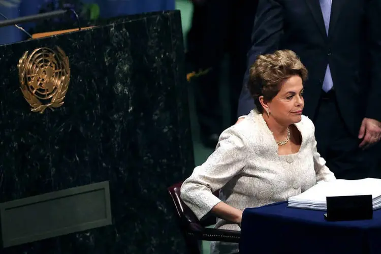 Presidente Dilma Rousseff assina acordo da ONU de mudanças climáticas em Nova York: cidade viu protestos contra e a favor do impeachment (Spencer Platt/Getty Images)
