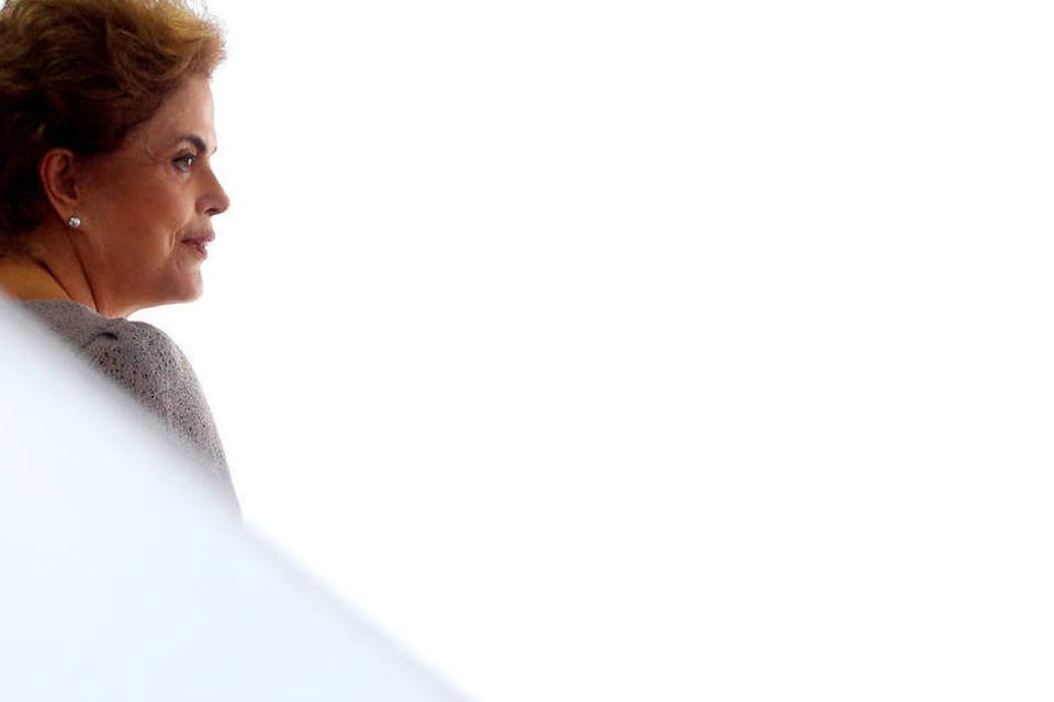 Dilma é notificada sobre afastamento da Presidência