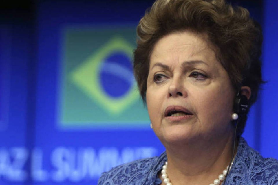 Senadores entram com representação contra Dilma