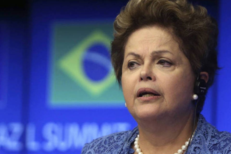 Dilma viaja mais e conversa menos em 2014