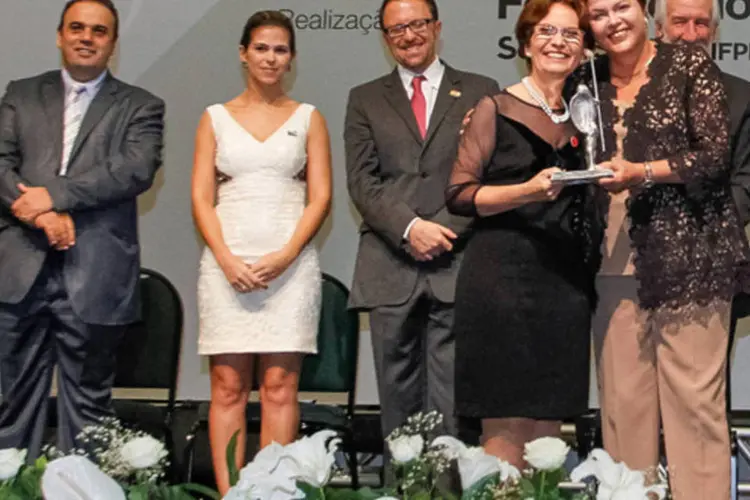 Presidente Dilma Rousseff entrega a homenagem à Reitora da Universidade Estadual de Londrina, Doutora Nádina Aparecida Moreno (Roberto Stuckert Filho/PR)