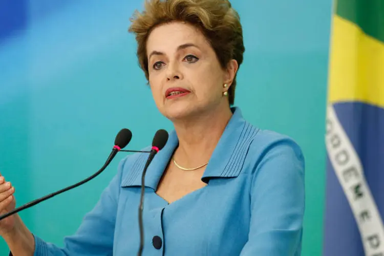 
	Dilma Rousseff: &ldquo;esse processo conduzido pelo presidente da C&acirc;mara, Eduardo Cunha, e pelo vice-presidente Michel Temer &eacute; uma esp&eacute;cie de golpe moderno, um golpe feio, um golpe rasgando nossa Constitui&ccedil;&atilde;o&rdquo;
 (Igo Estrela/Getty Images)