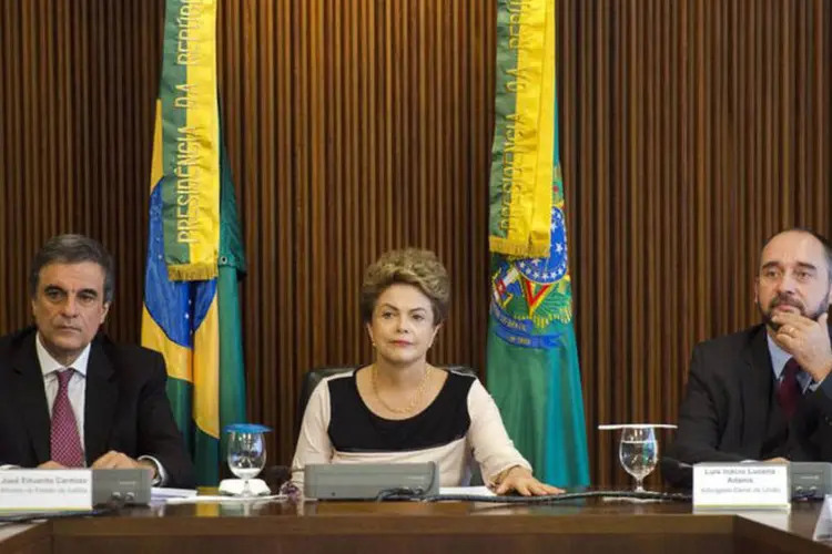 
	Dilma Rousseff: Temer &quot;sempre foi extremamente correto comigo, e tem sido assim. N&atilde;o tenho motivos para desconfiar dele nem um mil&iacute;metro&quot;, disse
 (Marcelo Camargo/ Agência Brasil)