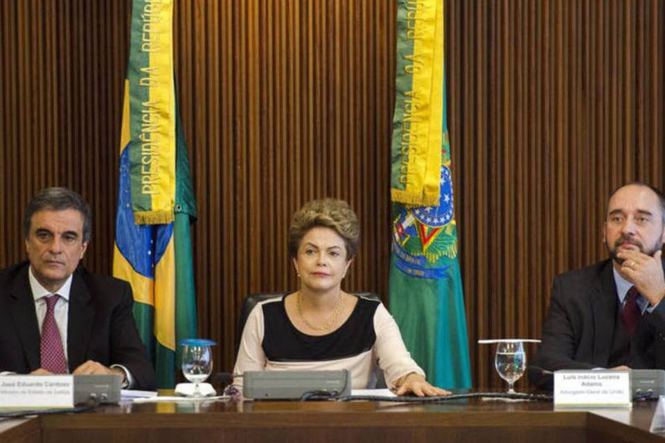 Comissão começa a estudar pedido de impeachment contra Dilma