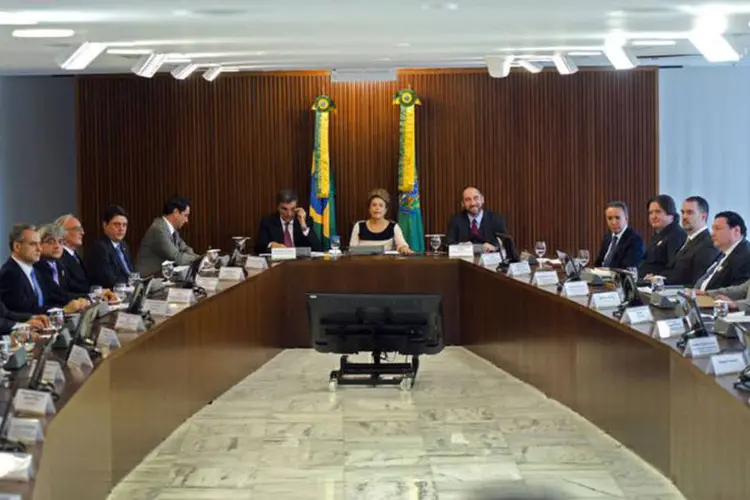 
	Presidente Dilma Rousseff se re&uacute;ne com juristas contra o impeachment: a aposta n&uacute;mero um do governo ainda &eacute; que Renan consiga aprovar a convoca&ccedil;&atilde;o extraordin&aacute;ria do Congresso
 (Marcelo Camargo/ Agência Brasil)