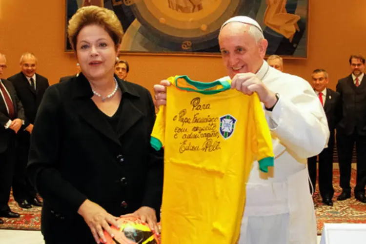 
	Presidenta Dilma Rousseff com Sua Santidade, em fevereiro, em Roma: vontade de renovar a Igreja Cat&oacute;lica, especialmente a C&uacute;ria, deu a Francisco grande simpatia na Am&eacute;rica Latina
 (Roberto Stuckert Filho/PR)