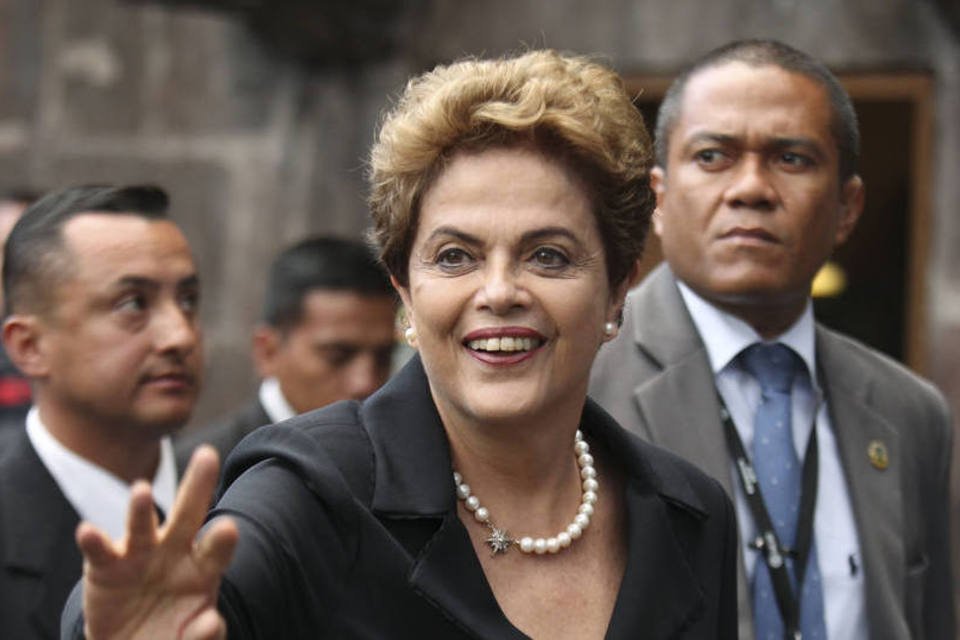 Dilma diz que trabalha para retomar crescimento em 2016