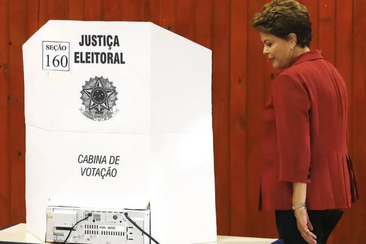 
	Presidente Dilma Rousseff (PT) vota em Porto Alegre, durante o segundo turno das elei&ccedil;&otilde;es
 (Paulo Whitaker/Reuters)