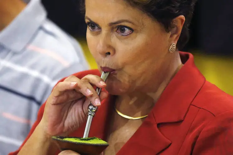 Presidente Dilma Rousseff (PT) toma chimarrão após votar para a eleição em Porto Alegre, no Rio Grande do Sul (Paulo Whitaker/Reuters)
