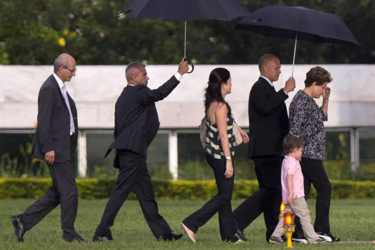 
	Presidente Dilma Rousseff embarca em uma aeronave da For&ccedil;a A&eacute;rea com sua filha e seu neto, em Bras&iacute;lia
 (Ueslei Marcelino/Reuters)