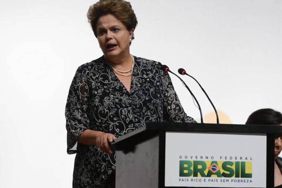No Facebook de Dilma, aliado critica protesto no Congresso