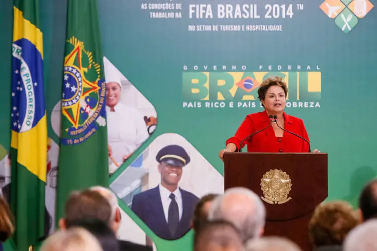 Presidente Dilma Rousseff durante cerimônia de lançamento do Compromisso Nacional pelo Emprego e Trabalho Decente na Copa do Mundo FIFA Brasil 2014 (Roberto Stuckert Filho/PR)