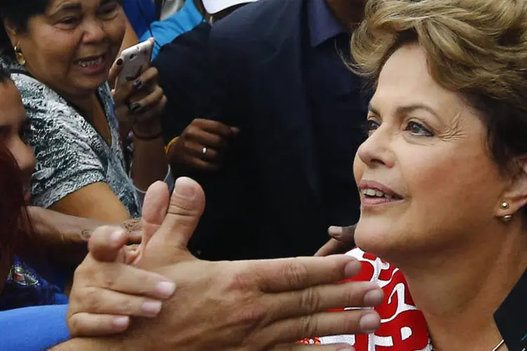 
	Presidente Dilma Rousseff, candidata &agrave; reelei&ccedil;&atilde;o pelo PT, cumprimenta eleitores em Duque de Caxias
 (Ricardo Moraes/Reuters)