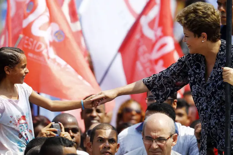 Presidente Dilma Rousseff (PT) cumprimenta uma apoiadora durante um comício eleitoral em Nova Iguaçu (Ricardo Moraes/Reuters)