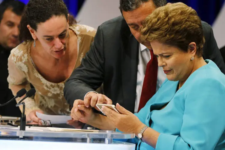 Presidente Dilma Rousseff conversa com assessores durante intervalo do debate do SBT, em São Paulo (Paulo Whitaker/Reuters)