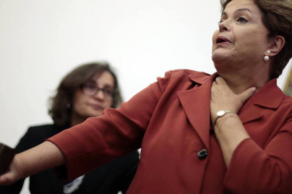 Dilma sobe tom das críticas aos adversários em programa