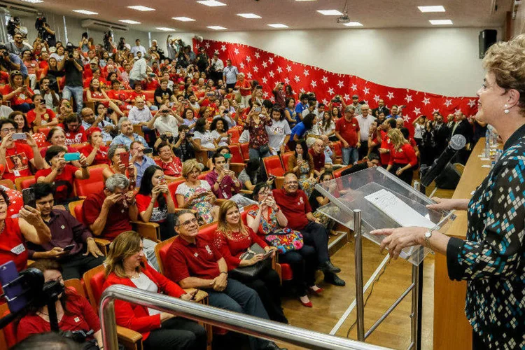A presidente Dilma Rousseff na Universidade Federal de Pernambuco, no Recife: ns 35 dias de gestão interina, caíram Romero Jucá, Fabiano Silveira e Henrique Alves (Roberto Stuckert Filho/PR/Fotos Públicas)