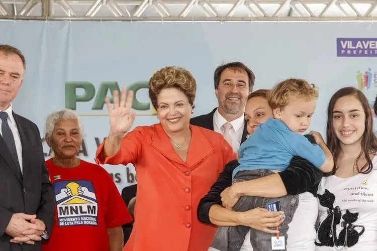 
	Dilma durante cerim&ocirc;nia: &ldquo;nosso objetivo &eacute; deixar claro que &eacute; poss&iacute;vel contratar 3 milh&otilde;es de moradias&quot;
 (Roberto Stuckert Filho/PR)