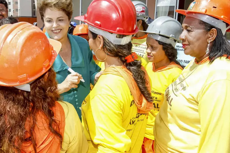 Dilma posa para fotos com trabalhadoras que fizeram o curso de assentador de cerâmica pelo Pronatec (Roberto Stuckert Filho/PR)