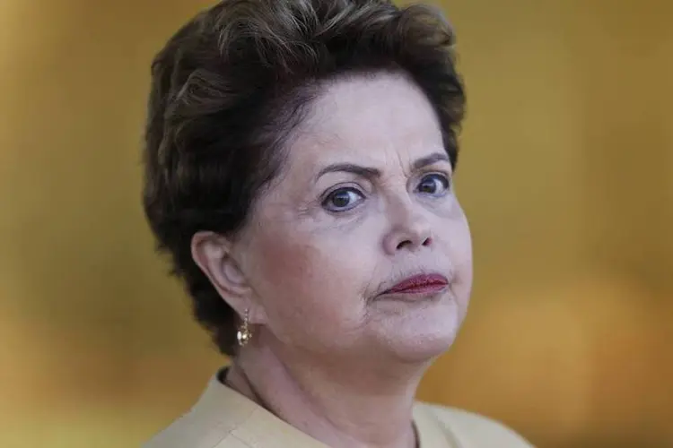 Dilma espera o presidente da Colômbia, Juan Manuel Santos, antes de encontro no Palácio da Alvorada (Ueslei Marcelino/Reuters)