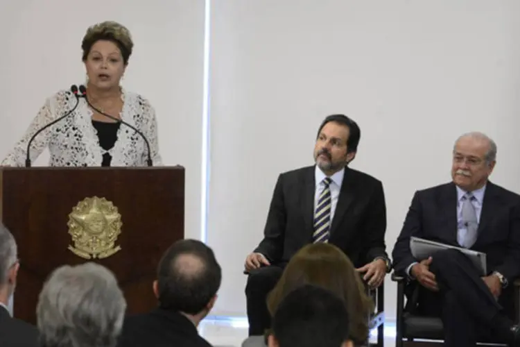 Presidenta Dilma Rousseff durante solenidade de assinatura de contratos de concessão das rodovias BR 163 em MT e MS e BR 040 no DF, GO e MG (Valter Campanato/Agência Brasil)