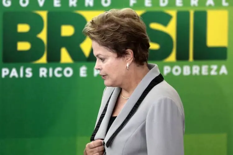 
	Dilma Rousseff no Pal&aacute;cio do Planalto: ao anunciar as medidas, a presidenta disse que com essas iniciativas o objetivo &eacute; contribuir para que o Brasil saia mais rapidamente da crise
 (Ueslei Marcelino/Reuters)