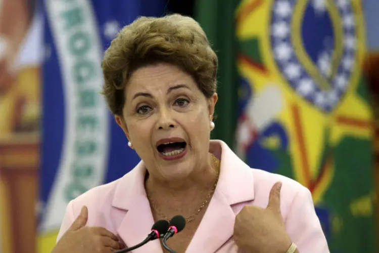 
	Presidente Dilma Rousseff: &quot;Rousseff, que na campanha prometeu aproveitar o petr&oacute;leo e impulsionar a economia, agora enfrenta um esc&acirc;ndalo de corrup&ccedil;&atilde;o que envolve a estatal Petrobras&quot;, aponta a revista
 (Ueslei Marcelino/Reuters)